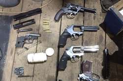 Під час обшуків вилучено 10 предметів, схожих на пістолети, та частини до пістолетів