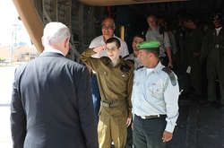 Капрал Гілад Шаліт вітає після звільнення з полону прем'єр-міністра  Ізраїлю   Беньяміна Нетаньягу,  18 жовтня 2011 року