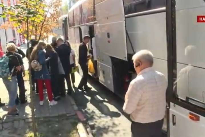 Родичі бранців Кремля поїхали на автобусах від офісу омбудсмена в невідомому напрямку