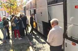 Родичі бранців Кремля поїхали на автобусах від офісу омбудсмена в невідомому напрямку