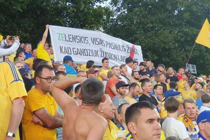 На стадіоні в Литві Зеленському нагадали, що вбивці Гандзюк на свободі (фото)