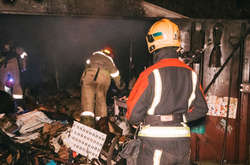 Рятувальники за годину ліквідували пожежу у пункті прийому вторинної сировини