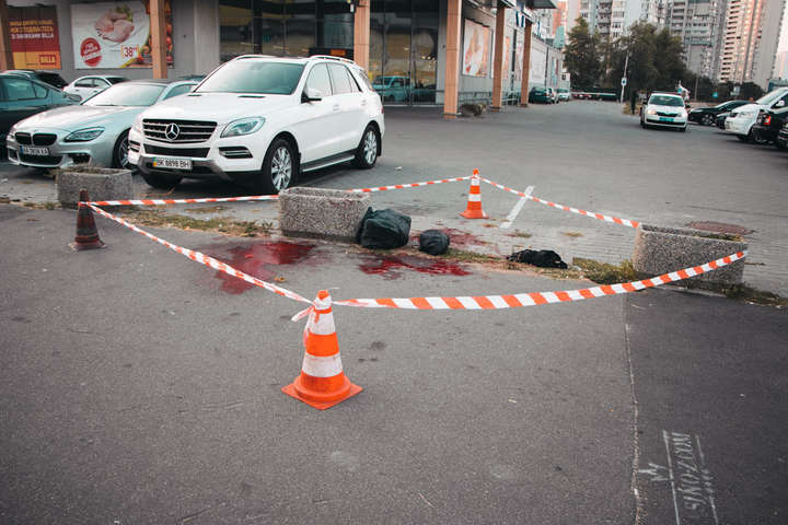 На Позняках у Києві виявили тіло чоловіка у калюжі крові