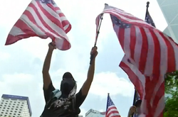  Протестувальник біля генерального консульства США у Гонконзі 