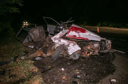 Верхня частина автомобіля вилетіла за межі проїжджої частини на дерева, а другу відкинуло по дорозі