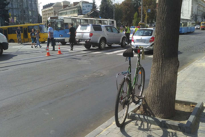 В центрі Вінниці велосипедист таранив позашляховик