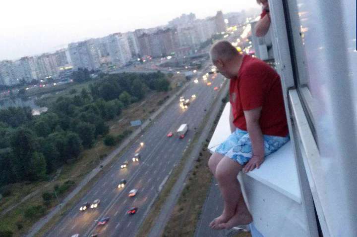У Києві поліцейські врятували чоловіка, що збирався викинутися з 17-го поверху (фото)