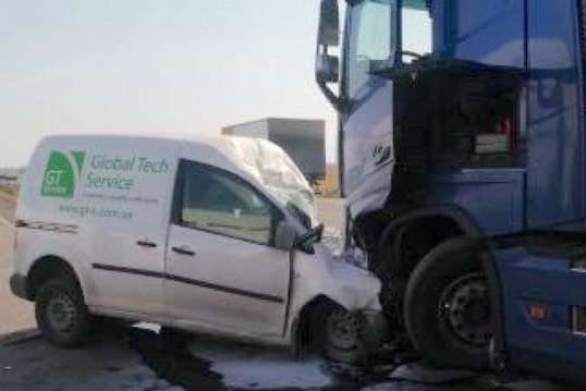 Смертельна ДТП під Києвом: Volkswagen влетів у вантажівку (фото)