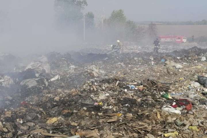 На Київщині горить велике стихійне сміттєзвалище (фото)