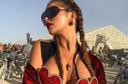 Прикрыла только соски: Деми Роуз демонстрирует провокационный «аутфит»