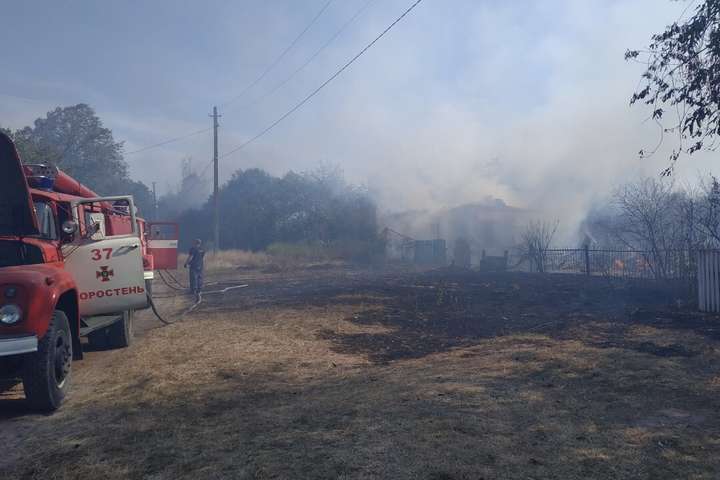 Спалювання трави на Житомирщині призвело до трагедії: згоріли два будинки і постраждала людина