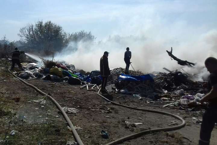 На Київщині горять два сміттєзвалища