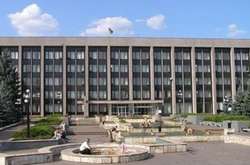 У пресслужбі виконкому підтвердили, що обшуки пройшли в «деяких приміщеннях», співробітники надали всі необхідні документи