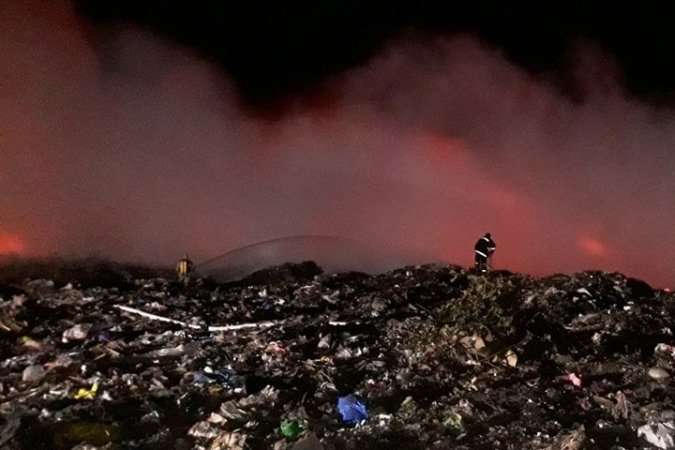 На Чернігівщині горить сміттєзвалище