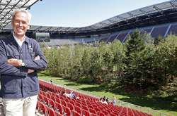 Художник превратил огромный стадион в густой лес: фото масштабной инсталляции