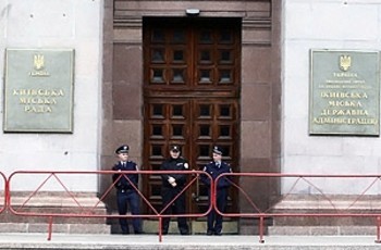 Самоуправление по-новому: Черновецкий решает «в общем», Попов «рулит» конкретно
