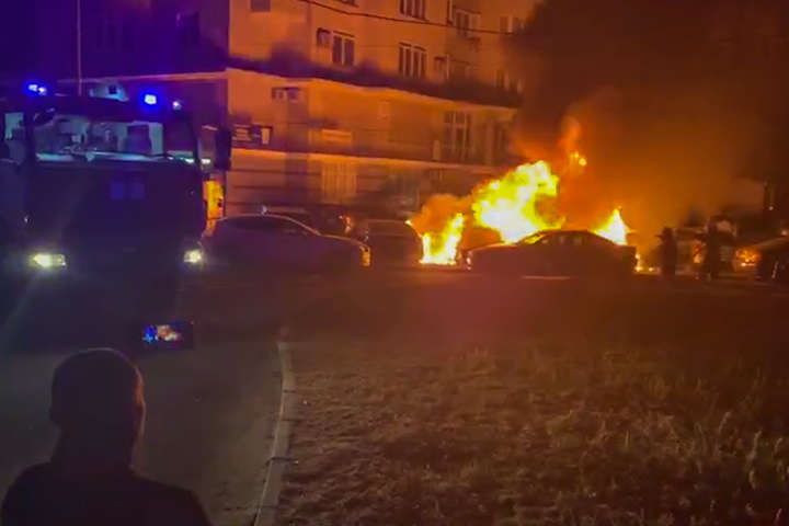 На Осокорках невідомі підпалили BMW: згоріли три авто (фото, відео)