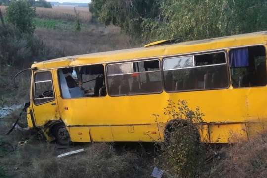 На Полтавщині Peugeot протаранив автобус, п'ятеро постраждалих
