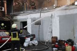 Загоряння сталося в гаражах із розповсюдженням на сусідню 3-поверхову будівлю