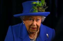 Все фиолетово: Елизавета II в ярком наряде посетила спортивное событие