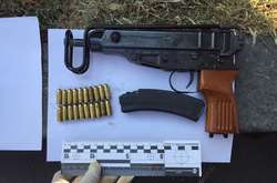 В автомобілі було виявлено пістолет-кулемет «Скорпіон» та набої до нього