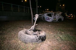 Легковик вилетів на зелену зону, де зніс стовп і кілька разів перекинувся