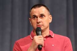 Сядеш, без варіантів, але можеш полегшити свою долю, дати свідчення на кого-небудь у Києві, на Кличка або на кого-небудь ще, - розповів Сенцов