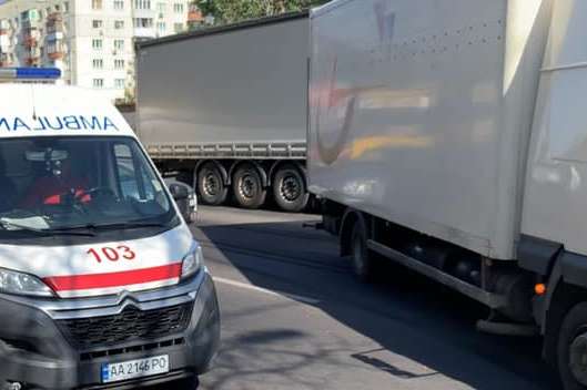 У Києві чоловік кинувся під колеса вантажівки (фото, відео)