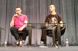 Рівно о 12:00 під численні оплески журналістів Олег у рожевій футболці і Олександр у футболці з написом латинкою «Махновщина» з’явилися у залі