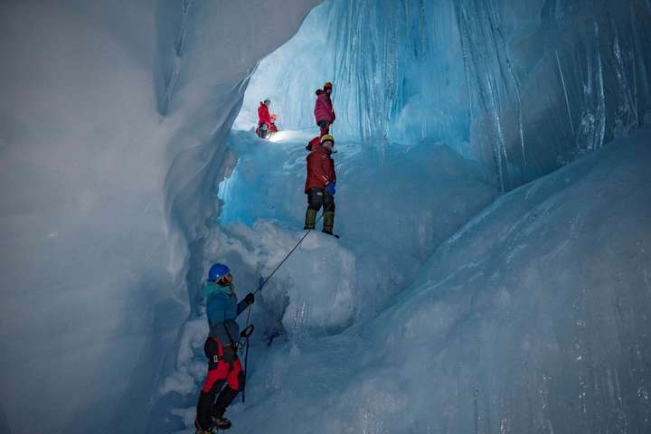 Украинские полярники нашли в Антарктиде «затерянную» пещеру (фото)