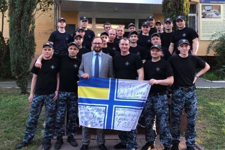 Звільнені моряки зібрали гроші на допомогу російському політв'язню