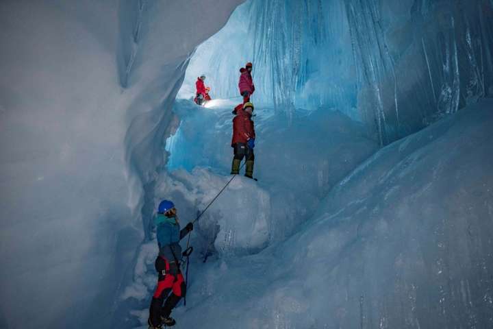 Українські полярники знайшли в Антарктиді льодовикову печеру (фото)