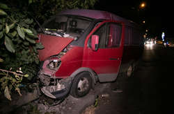 «Газель» без гальм знесла електропору, залишивши без світла сотні киян (фото, відео)