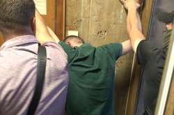 Слідчого затримали одразу після отримання ним хабаря