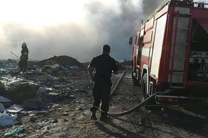 Пожежа на сміттєзвалищі у Гнідині - Під Києвом горить ще одне стихійне сміттєзвалище (фото)