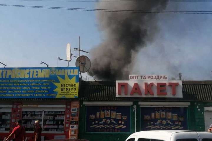 На ринку «Юність» у Києві бушує пожежа (відео)