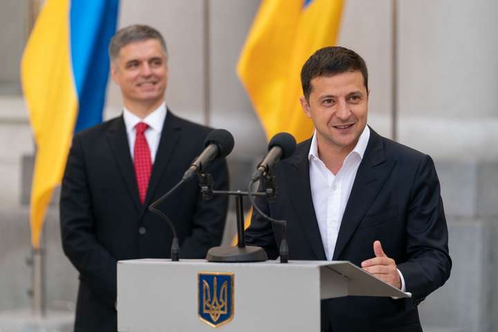 <span>Володимир Зеленський представив колективу Міністерства закордонних справ нового очільника – Вадима Пристайка</span> — Президент представив нового міністра закордонних справ «></div>
<p><span>Володимир Зеленський представив колективу Міністерства закордонних справ нового очільника – Вадима Пристайка</span></p>
<p>Фото: president.gov.ua</p>
</p></div>
<p>Президент України Володимир Зеленський представив колективу Міністерства закордонних справ нового очільника відомства – Вадима Пристайка. Про це повідомляє пресслужба глави держави.</p>
<p>Звертаючись до працівників МЗС біля будівлі міністерства, глава держави зауважив, що радий особисто познайомитися з українським дипломатичним «військом».</p>
<p>«Ви чудово знаєте, що відбувається у нашій країні та поза її межами. Одна з найголовніших війн – це дипломатична. Хочу подякувати вам за те, що ви кожного дня, з ранку до вечора, а часом і вночі, бороните Україну. Поважаю вашу роботу і впевнений, що ви справді професіонали», – наголосив президент.</p>
<hr>
<div class=