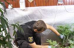 Поліція викрила під Києвом масштабну нарколабораторію (фото, відео)