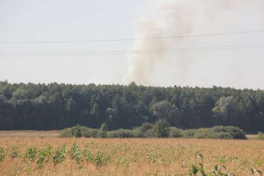Рятувальники ліквідували пожежу на території арсеналу Міноборони у Калинівці 