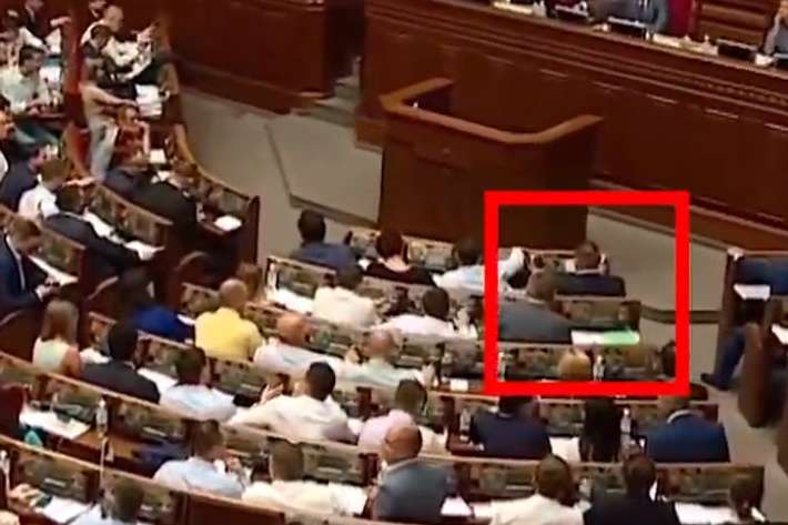 Депутат-«слуга» погорів на кнопкодавстві в новій Раді (відео)