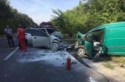  Один із автомобілів загорівся після зіткнення 