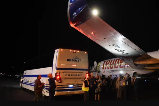 Літак Трюдо в аеропорту зіштовхнувся з автобусом 