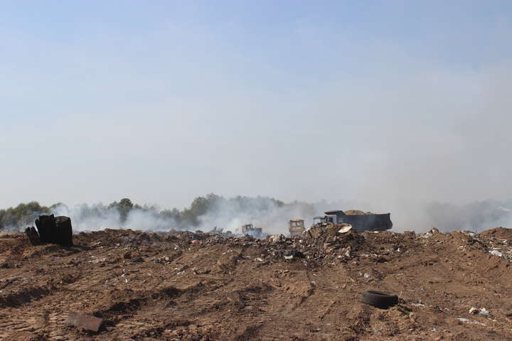 Під Києвом третій день горить стихійне сміттєзвалище (фото, відео)