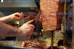 Майже пів сотні киян отруїлися шаурмою, придбаною в МАФах