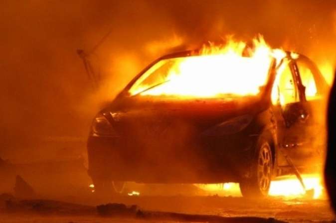 На СТО в Києві згорів автомобіль