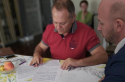 Під час обшуків правоохоронці вилучили документацію та електронні носії інформації, що підтверджують незаконні оборудки