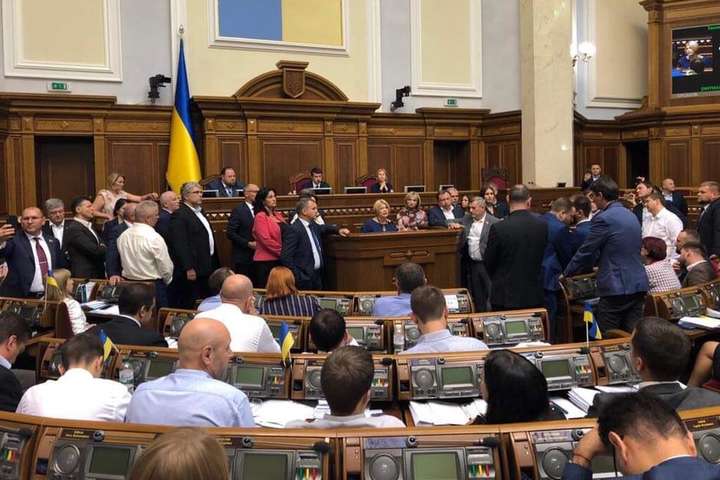 Геращенко хочуть вигнати із п’яти засідань Ради за «зелених чоловічків»