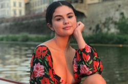 Вспомнила детство: Селена Гомес навестила родную школу в американской глубинке