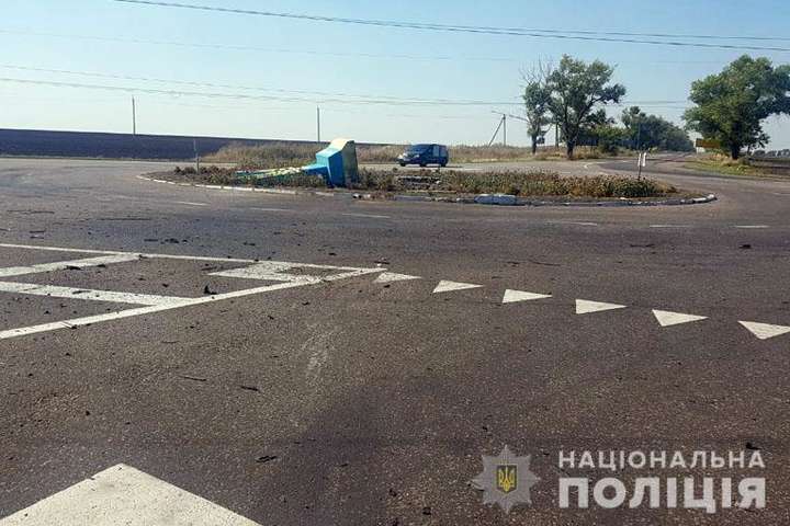 На Донбассе авто въехало в бетонный трезубец, есть жертвы