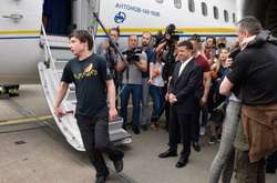  Павло Гриб, вийшовши з літака, одразу пішов до рідних 